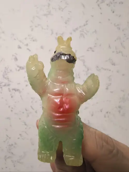 这几个玩具握在手里，沉甸甸的昭和气息扑面而来。 哑光的软胶表面带着岁月打磨的温润，纹理粗犷却耐看，像把旧时光凝固在了掌心。摆弄之间，那份笨拙的质朴反而最动人，是如今精致玩具找不回的老味道。
