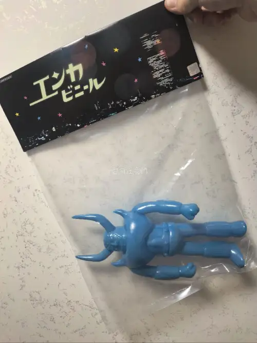 这几个玩具握在手里，沉甸甸的昭和气息扑面而来。 哑光的软胶表面带着岁月打磨的温润，纹理粗犷却耐看，像把旧时光凝固在了掌心。摆弄之间，那份笨拙的质朴反而最动人，是如今精致玩具找不回的老味道。