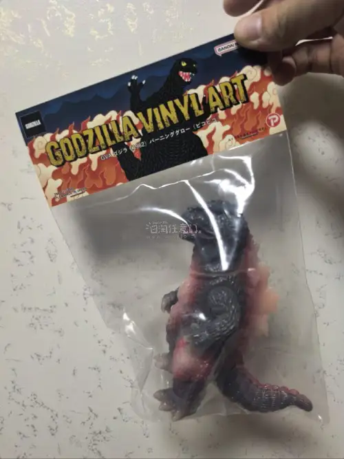 这几个玩具握在手里，沉甸甸的昭和气息扑面而来。 哑光的软胶表面带着岁月打磨的温润，纹理粗犷却耐看，像把旧时光凝固在了掌心。摆弄之间，那份笨拙的质朴反而最动人，是如今精致玩具找不回的老味道。