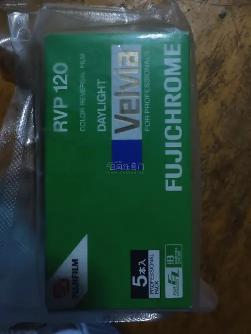 海淘收到这盒经典富士Velvia RVP 120反转片！等待周期不算短，一路很担心运输温控与磕碰。卖家打包很细心，品相超出预期。外包装完整没有明显的损坏非常值得表扬。这次选择了EMS邮寄，速度非常快，时效有保障。