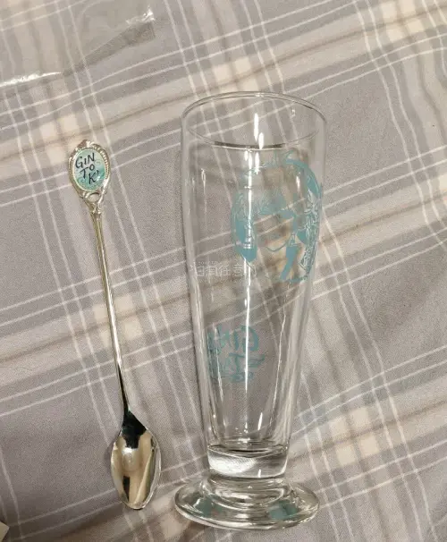 挖到银时周边小套装✨生态专辑、玻璃杯配小勺还有和风托特包，配色清爽耐看，都是很有质感的中古好物，收藏很满足。