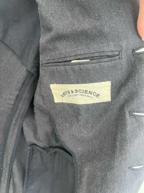 淘到一件剪裁和面料特别好的小外套，上身不会很古板，带点暗黑调调，价格很很划算，看到了秒入手，期待下一次开箱