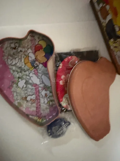 造型是鸽子形状，里面每个铁盒图案都不一样。有庆典，四季等图案。做工很好，铁皮很厚实。可以装点小物件。很满意