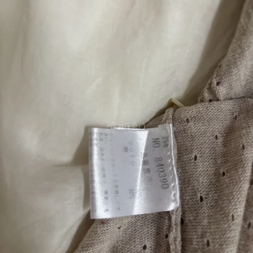 这次在挖煤姬淘的衣服收到啦！实物成色和卖家描述基本一致，版型很好看，面料摸起来质感不错。打包细心防护到位，衣服没有脏污破损，物流更新及时，仓储合单很方便，日淘衣服首选挖煤姬，之后还会继续蹲好看的衣服！