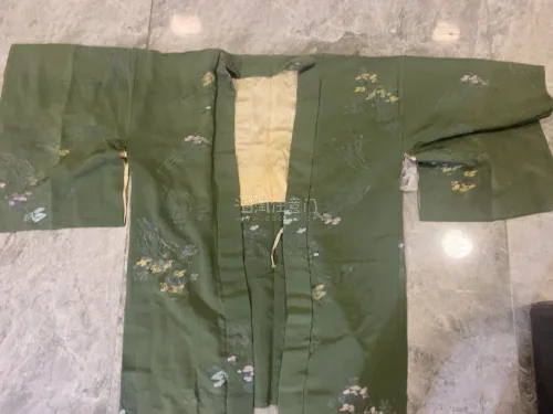 这次在任意门淘到这件古着和服，到手拆开包裹的瞬间就觉得很值得，实物是沉静的墨绿色，衣身带着淡雅的暗纹刺绣，布料带着老织物独有的温润质感，是图片很难完整传递出来的韵味，而且不像国内入手的气味很大还消不掉。
海外淘古着最担心实物落差，但是这件品相超出预期，衣身细节、系带...
