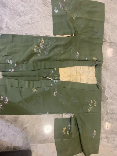 这次在任意门淘到这件古着和服，到手拆开包裹的瞬间就觉得很值得，实物是沉静的墨绿色，衣身带着淡雅的暗纹刺绣，布料带着老织物独有的温润质感，是图片很难完整传递出来的韵味，而且不像国内入手的气味很大还消不掉。
海外淘古着最担心实物落差，但是这件品相超出预期，衣身细节、系带...