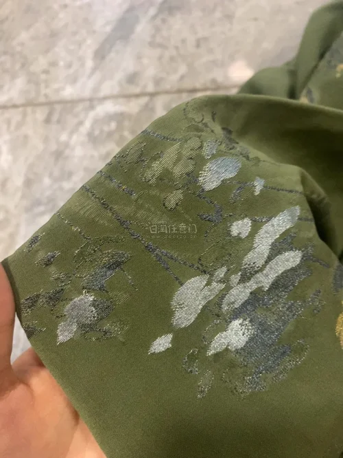 这次在任意门淘到这件古着和服，到手拆开包裹的瞬间就觉得很值得，实物是沉静的墨绿色，衣身带着淡雅的暗纹刺绣，布料带着老织物独有的温润质感，是图片很难完整传递出来的韵味，而且不像国内入手的气味很大还消不掉。
海外淘古着最担心实物落差，但是这件品相超出预期，衣身细节、系带...