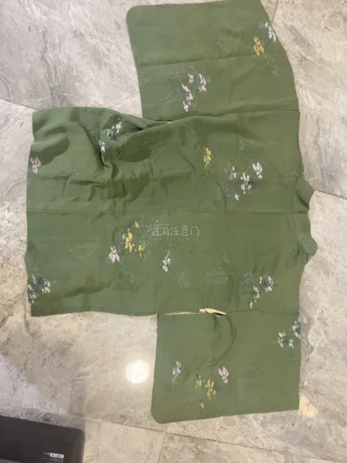 这次在任意门淘到这件古着和服，到手拆开包裹的瞬间就觉得很值得，实物是沉静的墨绿色，衣身带着淡雅的暗纹刺绣，布料带着老织物独有的温润质感，是图片很难完整传递出来的韵味，而且不像国内入手的气味很大还消不掉。
海外淘古着最担心实物落差，但是这件品相超出预期，衣身细节、系带...