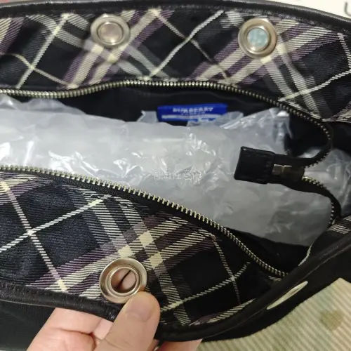 十月的快乐是挖煤姬给的！这次在煤炉蹲到一只Burberry Blue Label中古帆布托特，直接走挖煤姬运回，开箱真的惊喜✨
 
▫️包包亮点
黑帆布面料，配银色爱心战马拉链吊牌，甜酷感拉满！
内里是经典格纹内衬，蓝标是日本限定线，版型软软的不笨重，日常出门装手机...