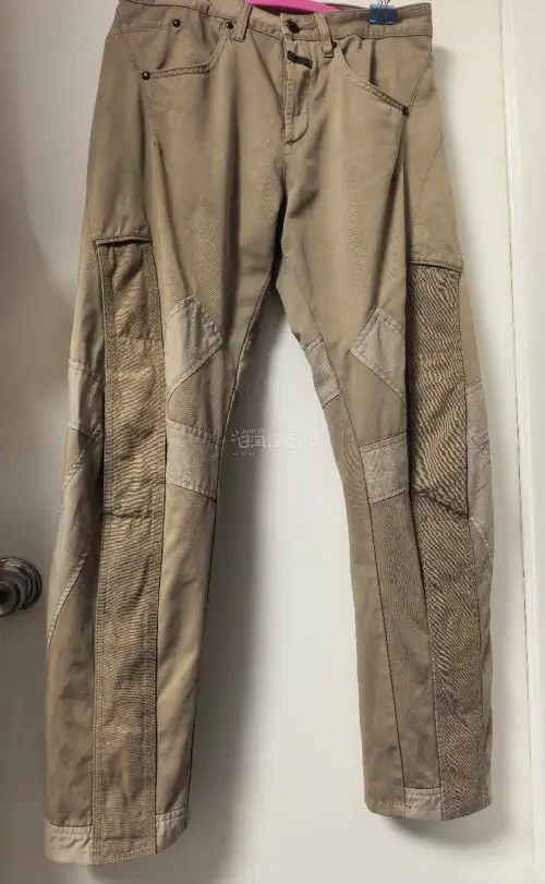 拼接马甲配色很高级，面料也很好，质感和品质没话说，很好的内搭神器。MFG档案款裤子一年内找到的第二条，同款不同面料，上次是牛仔面料，这次是偏工装的帆布，裤型真的没话说，早年的设计感到现在来说也是蛮能打的，超喜欢。挖煤姬用了快两年了，一直很满意，每次都是妥妥的到达，继...
