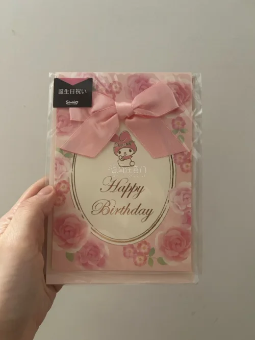 这次在挖煤姬淘到心仪的美乐蒂生日周边啦！品相都很好，包装严实没有磕碰，美乐蒂摆件、生日贺卡还有收纳袋都超精致，粉粉嫩嫩的太戳我。物流也很稳，整个购物体验很满意！