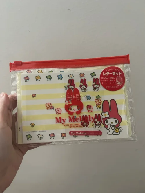 这次在挖煤姬淘到心仪的美乐蒂生日周边啦！品相都很好，包装严实没有磕碰，美乐蒂摆件、生日贺卡还有收纳袋都超精致，粉粉嫩嫩的太戳我。物流也很稳，整个购物体验很满意！