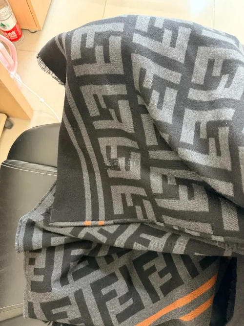 小千买到fendi大披肩好划算，虽然不是热门颜色，但我觉得比卡其色的更适合亚洲人呐！成色非常好，购买了鉴定服务很靠谱，一点都没起球，流苏也顺顺的