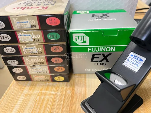 在挖煤姬凑齐了一套暗房装备：Fujinon EX50mm f2.8放大镜头、一组Kenko摄影滤镜，还有LPL暗房对焦放大器。Fujinon EX带盒，成色不错。滤镜和放大器都是好价购入。物流很快，空运的话一周多足够清关到，镜头到手完好，订单服务也很丰富，工单的服务...