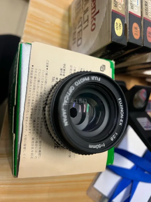 在挖煤姬凑齐了一套暗房装备：Fujinon EX50mm f2.8放大镜头、一组Kenko摄影滤镜，还有LPL暗房对焦放大器。Fujinon EX带盒，成色不错。滤镜和放大器都是好价购入。物流很快，空运的话一周多足够清关到，镜头到手完好，订单服务也很丰富，工单的服务...
