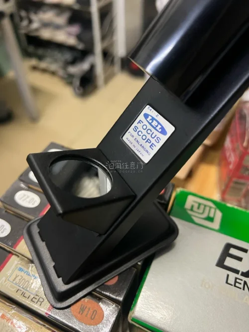 在挖煤姬凑齐了一套暗房装备：Fujinon EX50mm f2.8放大镜头、一组Kenko摄影滤镜，还有LPL暗房对焦放大器。Fujinon EX带盒，成色不错。滤镜和放大器都是好价购入。物流很快，空运的话一周多足够清关到，镜头到手完好，订单服务也很丰富，工单的服务...