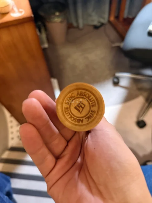日淘入手柿子木剑玉，用挖煤姬转运十分省心。多件订单可以免费仓储合单，有效压缩运费。仓库加固到位，木件全程无磕碰，入库拍照能提前核对品相。如实申报避免查验，单件自用基本稳妥。物流更新及时，一周顺利清关到手，中古款成色和描述完全一致，海淘体验很稳。