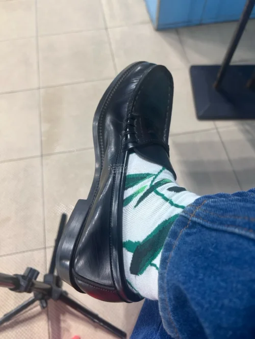 在挖煤姬淘的HARUTA乐福鞋到手啦！皮鞋版型很正，复古感十足，成色和卖家描述基本一致。平台操作简单、还有物流保障，仓库验货也让人放心，能在煤炉挖到心仪的小皮鞋太开心，日淘选挖煤姬很省心?
