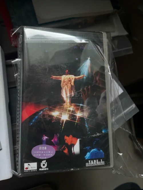 这次在挖煤姬淘到刘德华多张CD、专辑还有94演唱会双盘VHS录像带，都是怀旧好货！碟片盘面干净，VHS外壳完好，包装稳妥，到货没有磕碰。老藏品保存状态超出预期，经典收藏如愿入手，海淘体验很棒，非常满意！