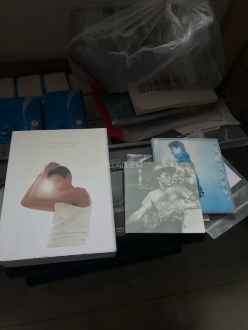 这次在挖煤姬淘到刘德华多张CD、专辑还有94演唱会双盘VHS录像带，都是怀旧好货！碟片盘面干净，VHS外壳完好，包装稳妥，到货没有磕碰。老藏品保存状态超出预期，经典收藏如愿入手，海淘体验很棒，非常满意！