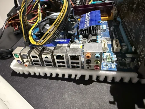 终于淘到了 心心念念已久的主板  果然还是外面货多呀 这下可以怀旧了 走的海运 说很慢 其实下单到到手没有想象的那么慢 物流非常的给力