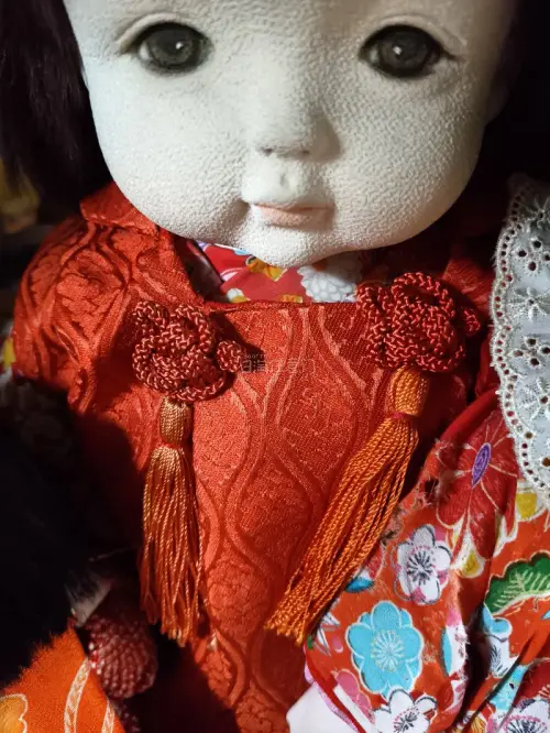 心心念念的中古娃娃终于收到啦！在挖煤姬一眼看中这只，实物的质感超出预期，妆容细腻，服饰做工精致，满满的复古氛围感，品相保存得很不错。
 
平台中文界面上手简单，浏览选购很方便。仓库打包特别用心，层层气泡膜包裹，很好保护人偶，长途运输没有磕碰。有疑问咨询客服，回复及时...