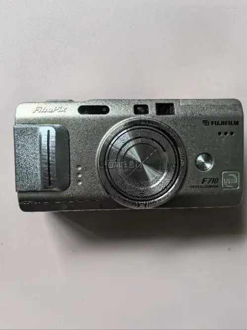 如果你也喜欢ccd?，可以看看富士F710！经典Super CCD，富士龙镜头，复古胶片直出，氛围感很强，适合喜欢复古感的拍照爱好者、随身记录日常的人、ccd收藏玩家以及相机新手，在挖煤姬海淘体验很棒！操作简单，打包靠谱，物流可查，无隐形消费，淘中古ccd很省心?