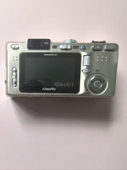 如果你也喜欢ccd?，可以看看富士F710！经典Super CCD，富士龙镜头，复古胶片直出，氛围感很强，适合喜欢复古感的拍照爱好者、随身记录日常的人、ccd收藏玩家以及相机新手，在挖煤姬海淘体验很棒！操作简单，打包靠谱，物流可查，无隐形消费，淘中古ccd很省心?