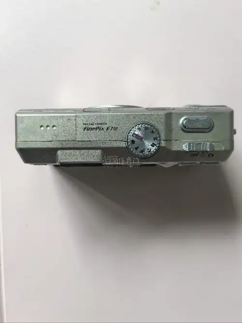 如果你也喜欢ccd?，可以看看富士F710！经典Super CCD，富士龙镜头，复古胶片直出，氛围感很强，适合喜欢复古感的拍照爱好者、随身记录日常的人、ccd收藏玩家以及相机新手，在挖煤姬海淘体验很棒！操作简单，打包靠谱，物流可查，无隐形消费，淘中古ccd很省心?