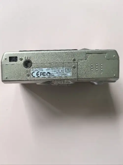 如果你也喜欢ccd?，可以看看富士F710！经典Super CCD，富士龙镜头，复古胶片直出，氛围感很强，适合喜欢复古感的拍照爱好者、随身记录日常的人、ccd收藏玩家以及相机新手，在挖煤姬海淘体验很棒！操作简单，打包靠谱，物流可查，无隐形消费，淘中古ccd很省心?