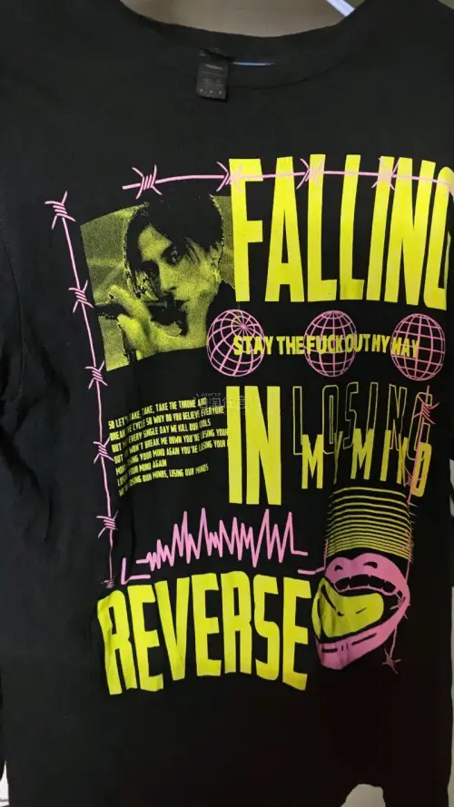 蹲了很久的Falling In Reverse周边终于收到啦！煤炉卖家图很真实，挖煤姬的入库验货帮我提前确认状态，合箱发货省心，衣服版型和印花都很好，入坑狂喜！