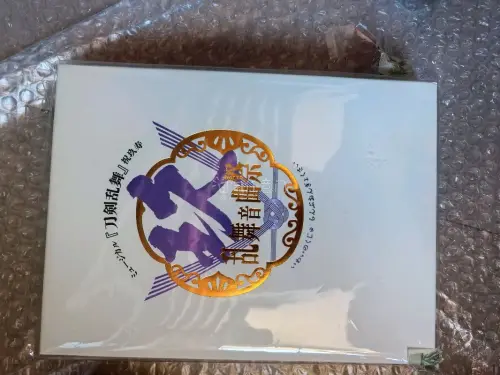 假如你也喜欢《刀剑乱舞》，尤其是玩偶和蓝光碟的话，挖煤姬很值得。三日月玩偶手感扎实；蓝光碟收录正片、大千秋乐谢幕和幕后映像，特典小册子也很有收藏感。推荐给喜欢三日月、想收日版舞台映像和毛绒谷子的人。挖煤姬切煤速度快，大约2周到手，打包用心没破损；日淘任意门邮政线路也...