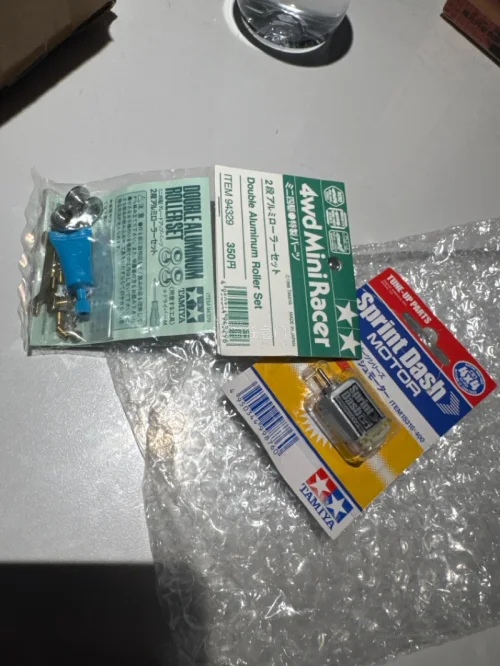 好久没有淘东西了，这次又淘了两件田宫绝版的东西！一颗历史久远的马达和一个与众不同的导轮。要知道这两件东西在国内的价格可高了，这次能淘到也不容易啊！以后得多留意留意了，不要错过啦！