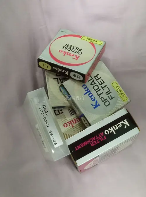 第一次入手肯高的相机滤镜套装，卖家说是长辈之前摄影爱好留下来的中古物件。虽然我对各类滤镜的具体玩法还在慢慢摸索，收到货之后检查下来，整套物品和商品描述一致，能看出是收藏使用过的老物件。这次购物体验很不错，平台海淘整个流程顺畅，收到包裹完好无损，后续慢慢尝试不同滤镜拍...