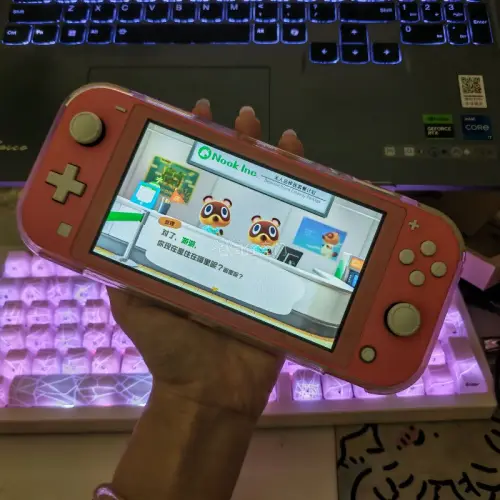 非常好且美味的Switch lite珊瑚粉带人森卡带。买回来都不用等卡带一插就能玩，前任主人保护的非常好，21年的机子还很香香。非常好的樱花妹！