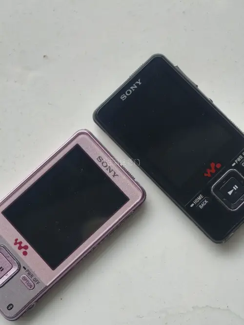 又收了两台中古索尼MP3，到手成色超出预期，卖家标注的小瑕疵几乎可以忽略，机身保养得很不错，功能全部正常。
 
整个流程很省心，下单、入库、合单一目了然，仓库打包稳妥。这次选的路线速度很惊喜，运输比预想快很多，全程物流可追踪。
 
作为复古随身听玩家，煤炉里这类老音...