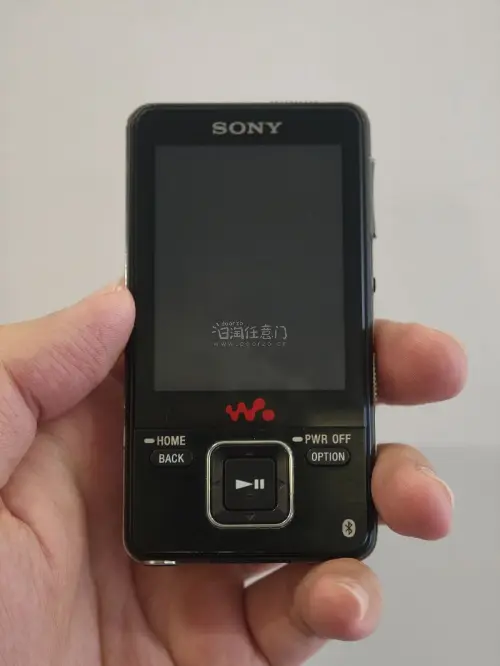 又收了两台中古索尼MP3，到手成色超出预期，卖家标注的小瑕疵几乎可以忽略，机身保养得很不错，功能全部正常。
 
整个流程很省心，下单、入库、合单一目了然，仓库打包稳妥。这次选的路线速度很惊喜，运输比预想快很多，全程物流可追踪。
 
作为复古随身听玩家，煤炉里这类老音...