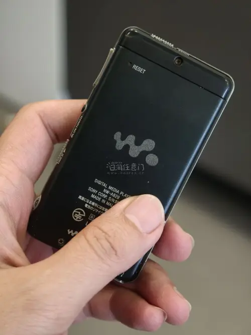 又收了两台中古索尼MP3，到手成色超出预期，卖家标注的小瑕疵几乎可以忽略，机身保养得很不错，功能全部正常。
 
整个流程很省心，下单、入库、合单一目了然，仓库打包稳妥。这次选的路线速度很惊喜，运输比预想快很多，全程物流可追踪。
 
作为复古随身听玩家，煤炉里这类老音...