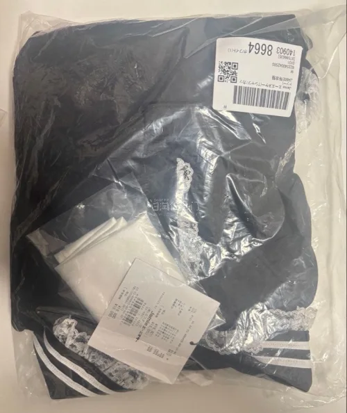 之前在东京逛店的时候看到这套，当场就走不动道了！ 当时犹豫了一下没下手，回来之后一直念念不忘 刷挖煤姬居然被我蹲到！！ 水手领+这个袖章真的太戳我，可爱感直接拉满 日语废人切煤真的很依赖挖煤姬，不用费劲跟卖家沟通 等包裹这段时间天天刷物流，收到拆开的时候激动好久 终...