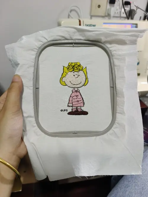 在挖煤姬蹲了好久终于拿下这台心仪的缝绣一体机！海淘全程很省心，包裹防护做得扎实，物流信息更新及时。机器成色很不错，缝纫走线平稳，刺绣花样清晰精致，自带多种线迹，做娃衣、小布艺、给衣服绣花都很好用，配件也齐全。中古机能有这个状态真的惊喜，布艺爱好者狂喜，这次购物体验特...