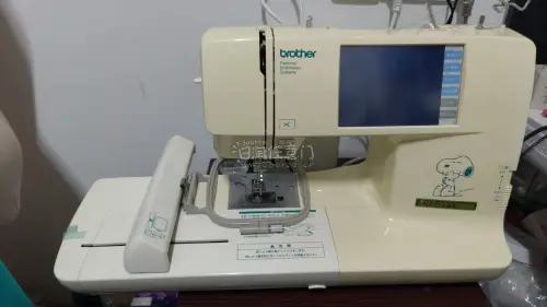 在挖煤姬蹲了好久终于拿下这台心仪的缝绣一体机！海淘全程很省心，包裹防护做得扎实，物流信息更新及时。机器成色很不错，缝纫走线平稳，刺绣花样清晰精致，自带多种线迹，做娃衣、小布艺、给衣服绣花都很好用，配件也齐全。中古机能有这个状态真的惊喜，布艺爱好者狂喜，这次购物体验特...
