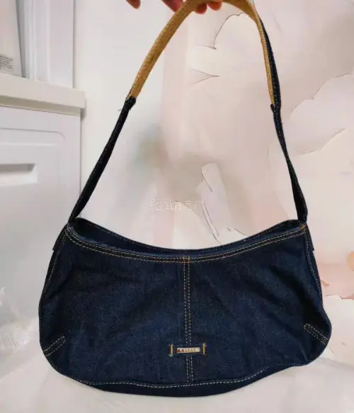 一只品相极好的Guess中古包