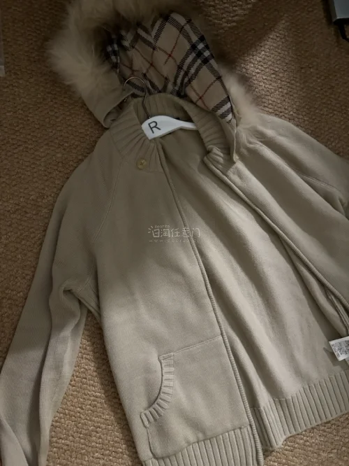这件中古Burberry外套实物真的惊艳！整体成色很好，几乎没有明显磨损。老款面料质感远优于新款，挺括抗风，内里经典格纹做工精致。上身剪裁利落，自带英伦老钱风，通勤日常都好搭，中古淘货挖到宝，性价比绝了！