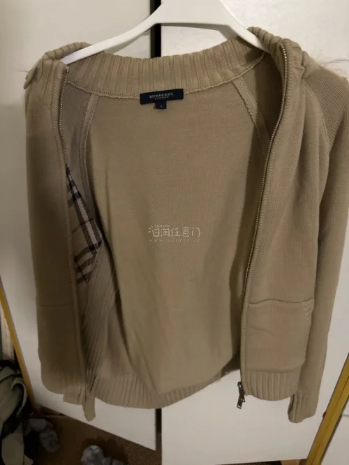 这件中古Burberry外套实物真的惊艳！整体成色很好，几乎没有明显磨损。老款面料质感远优于新款，挺括抗风，内里经典格纹做工精致。上身剪裁利落，自带英伦老钱风，通勤日常都好搭，中古淘货挖到宝，性价比绝了！