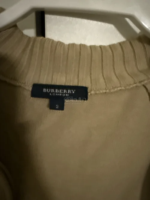 这件中古Burberry外套实物真的惊艳！整体成色很好，几乎没有明显磨损。老款面料质感远优于新款，挺括抗风，内里经典格纹做工精致。上身剪裁利落，自带英伦老钱风，通勤日常都好搭，中古淘货挖到宝，性价比绝了！