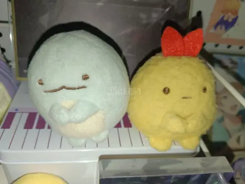 这次买了角落生物，是从小时候就一直在我生活各个角落都会出现的日本萌物IP，小时候也不知道这个叫什么，只知道看见了就会很开心。
这次买了，手感超级好，任意门的购物体验也非常好，下单快而且任何时候都在线，不用担心晚上看到想要的产品不能立即下单，希望任意门以后也能越做越好...