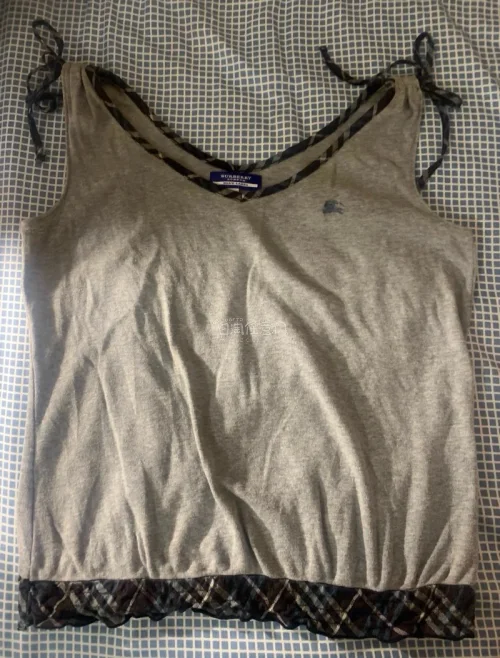 其实是挖煤姬刚开始做起来时切的衣服，久违地重回挖煤姬，发现app越做越好！
     这个订单是在挖煤姬成功切到一套超喜欢的Burberry Blue Label古着！是系带格纹边灰色吊带背心，搭配拼牛仔口袋A字短裙，经典日系古早少女感。平台操作简单，打包扎实，收到...