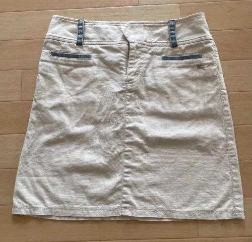 其实是挖煤姬刚开始做起来时切的衣服，久违地重回挖煤姬，发现app越做越好！
     这个订单是在挖煤姬成功切到一套超喜欢的Burberry Blue Label古着！是系带格纹边灰色吊带背心，搭配拼牛仔口袋A字短裙，经典日系古早少女感。平台操作简单，打包扎实，收到...