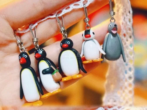 小时候超爱的企鹅Pingu终于被我蹲到啦?
有不同造型，还有可爱的海豹小伙伴，每一只都圆乎乎超萌
小小的挂件可以挂包包、钥匙，童年DNA狠狠动了！
感谢挖煤姬帮我从日本挖回这份可爱?
