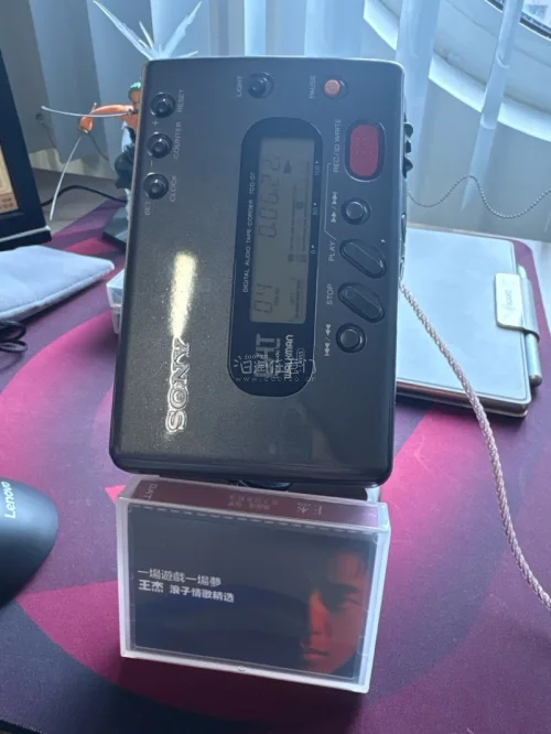 CD是光盘，MD是磁光，DAT才是当年的数字磁带终极形态
这台TCD-D7，是我DAT收藏里经常拿出来听的一台
机器沉甸甸的，按键清脆，屏幕带背光，工业感拉满

很多人没听过DAT，它不是模拟卡带
是数字记录，音质和CD同源，底噪干净，人声线条特别顺滑
今天放一盘自...